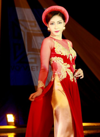 Hoa hậu Đại Dương trình diễn áo dài cách điệu