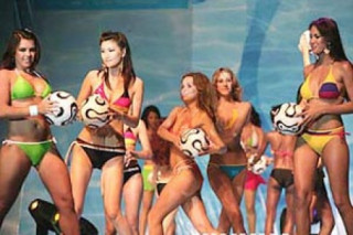 Hoa hậu Du lịch Quốc tế diễn bikini World Cup
