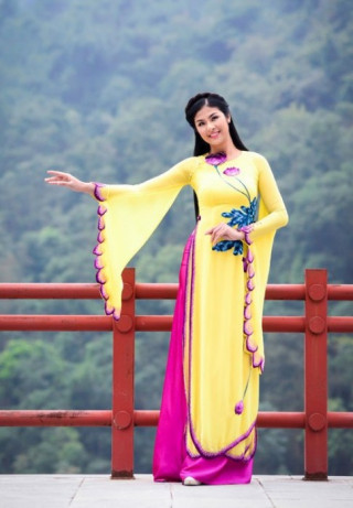 Hoa hậu Ngọc Hân thanh tao nơi đất Phật