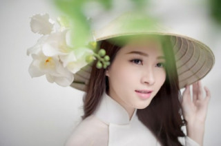 Hoa hậu Thu Thảo dịu dàng cùng áo dài và hoa
