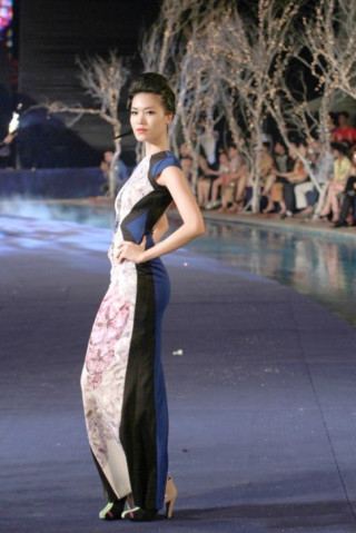 Hoa hậu Thùy Dung sải bước chuyên nghiệp