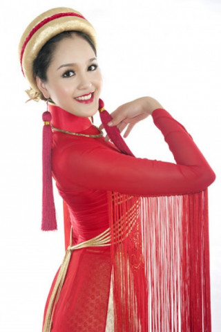 Hoàng Anh mang áo dài ‘Sen Việt’ dự Miss Earth