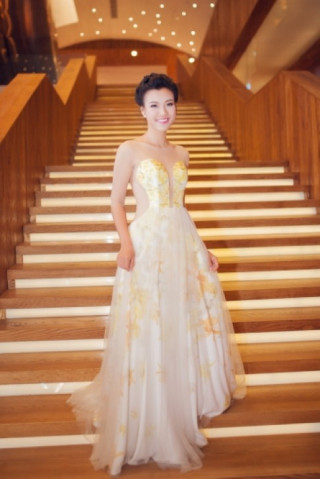 Hoàng Oanh, Kim Tuyến diện váy voan dự tiệc