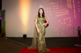 Jennifer Chung lộng lẫy trong đêm ‘Miss Asia American’