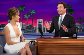 Jennifer Lopez diện váy khoe ngực đầy
