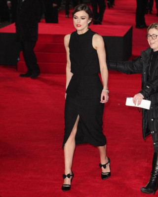 Keira Knightley nổi bật với váy đen, môi đỏ