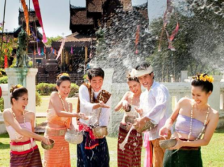 Lễ hội té nước Songkran của người Thái