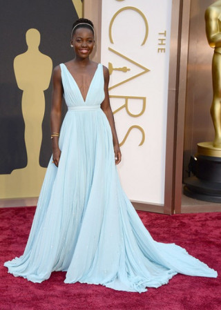 Lupita Nyong‘o chọn váy xanh đến Oscar vì tình yêu quê hương