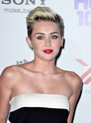 Miley Cyrus mắc lỗi trang điểm
