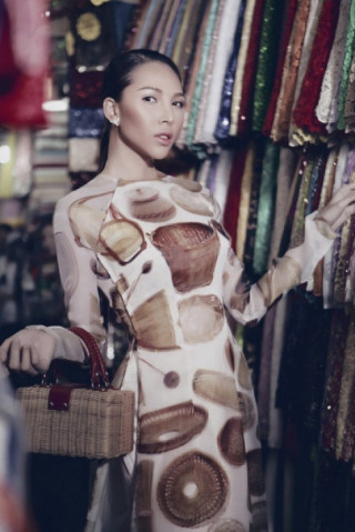 Minh Triệu mặc áo dài đi chợ Tết