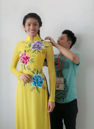 Ngô Nhật Huy chuẩn bị áo dài cho thí sinh Hoa hậu Việt Nam
