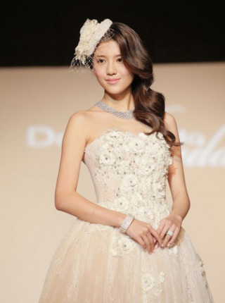 Người đẹp gốc Hoa đua sắc với váy cưới