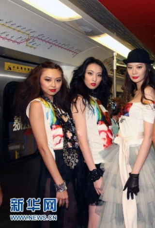 Người mẫu Đài diễn thời trang trên tàu điện ngầm