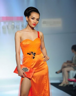 Người mẫu Việt khoe chân dài trong váy xẻ tà