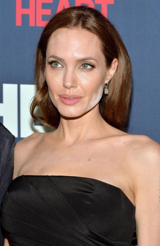 Nguyên nhân khiến mặt Angelina Jolie loang lổ phấn