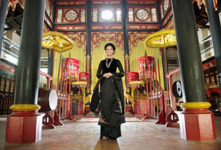 Nguyễn Thị Loan quý phái với áo dài hoàng tộc