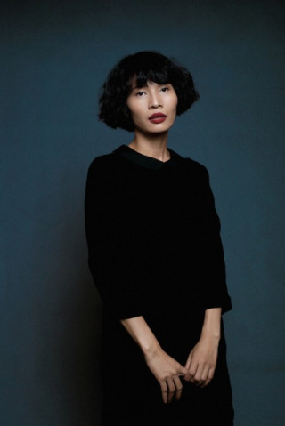 Nhà thiết kế Li Lam biến hóa trong vai trò người mẫu
