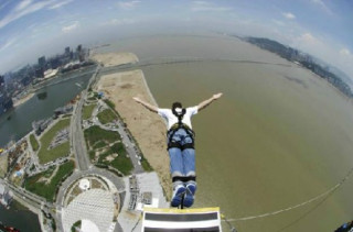 Nhảy Bungee ở tháp Macau