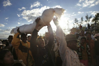 Nhảy múa với xác chết ở Madagascar