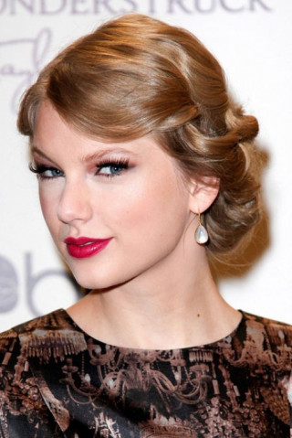Những kiểu trang điểm đẹp nhất của Taylor Swift (2)