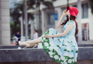 Phạm Anh Thư tươi tắn với váy hoa dạo phố