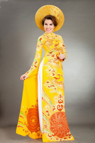 Quý bà Kim Hồng nổi bật với áo dài đa sắc
