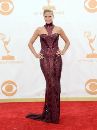 Sao chưng diện trên thảm đỏ Emmy 2013