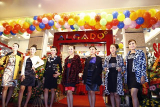 ‘Sao’ tới dự khai trương showroom mới của Alcado