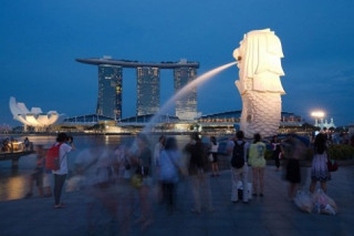 Singapore phạt hướng dẫn viên làm ‘cò’