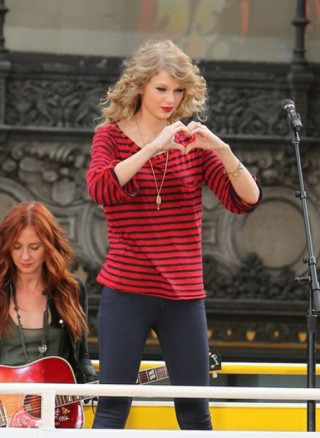 Taylor Swift mặc hàng bình dân vẫn đẹp