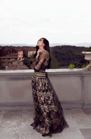 Thanh Hằng bí ẩn trong váy ren ở Italy
