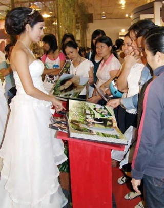Thanh Thúy làm mẫu tại ‘Triển lãm mỹ thuật cưới’