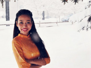 Thảo Trang mặc áo dài giữa mùa tuyết rơi