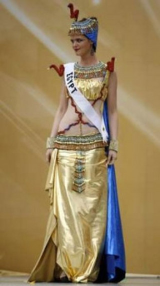 Thí sinh Hoa hậu Hoàn vũ trình diễn trang phục dân tộc