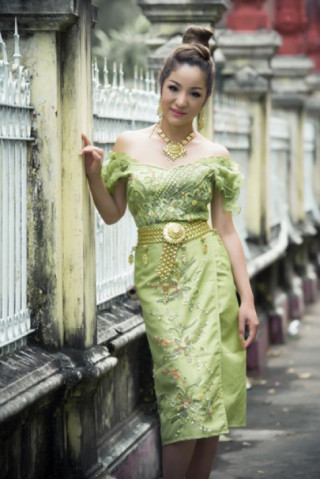 Thúy Nga dịu dàng trong váy Khmer cách điệu