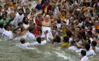 Tín đồ Hindu ‘tắm tiên’ để rửa tội