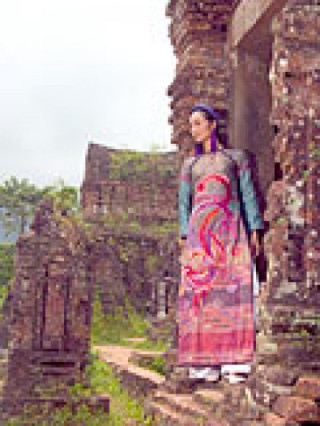 Tôn vinh thổ cẩm Chăm trên nền áo dài Việt