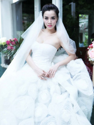 Trang Nhung xúng xính váy cô dâu