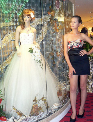 Trao kỷ lục cho chiếc váy cưới đắt nhất Việt Nam