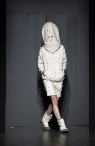 Trào lưu mẫu giấu mặt tại Tuần lễ thời trang Paris