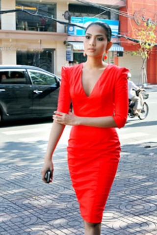 Trương Thị May diện váy đỏ rực