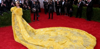 Váy của Rihanna được làm từ chỉ vàng, lông cáo