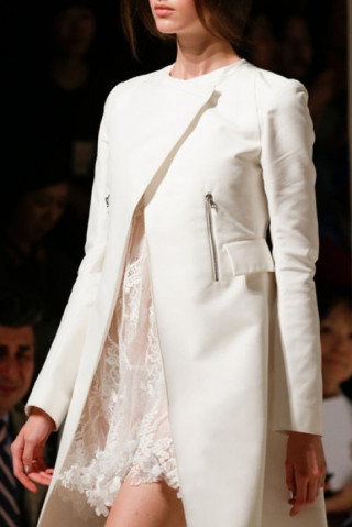 Váy ren trắng mùa hè lãng mạn của Nina Ricci