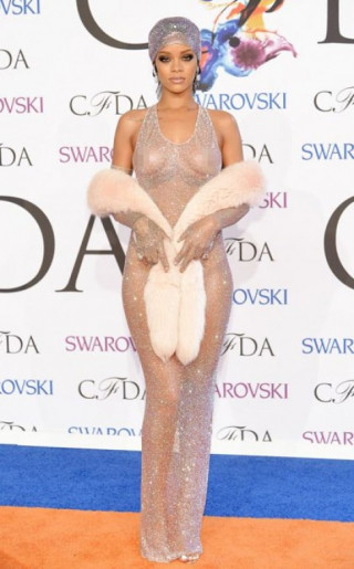 Váy xuyên thấu của Rihanna làm từ lưới đánh cá và pha lê