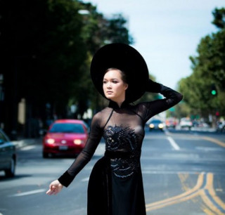 Victoria Thúy Vy yểu điệu trong áo dài giữa đường phố Mỹ