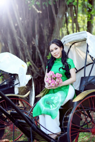 Việt Hương duyên dáng với áo dài, bà ba