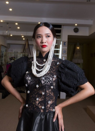 Võ Việt Chung chuẩn bị váy Couture đi Mỹ