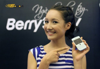 Anna Trương bên BlackBerry Bold trắng