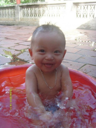 Bé Hoàng Anh tắm