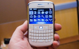 BlackBerry Bold màu trắng
